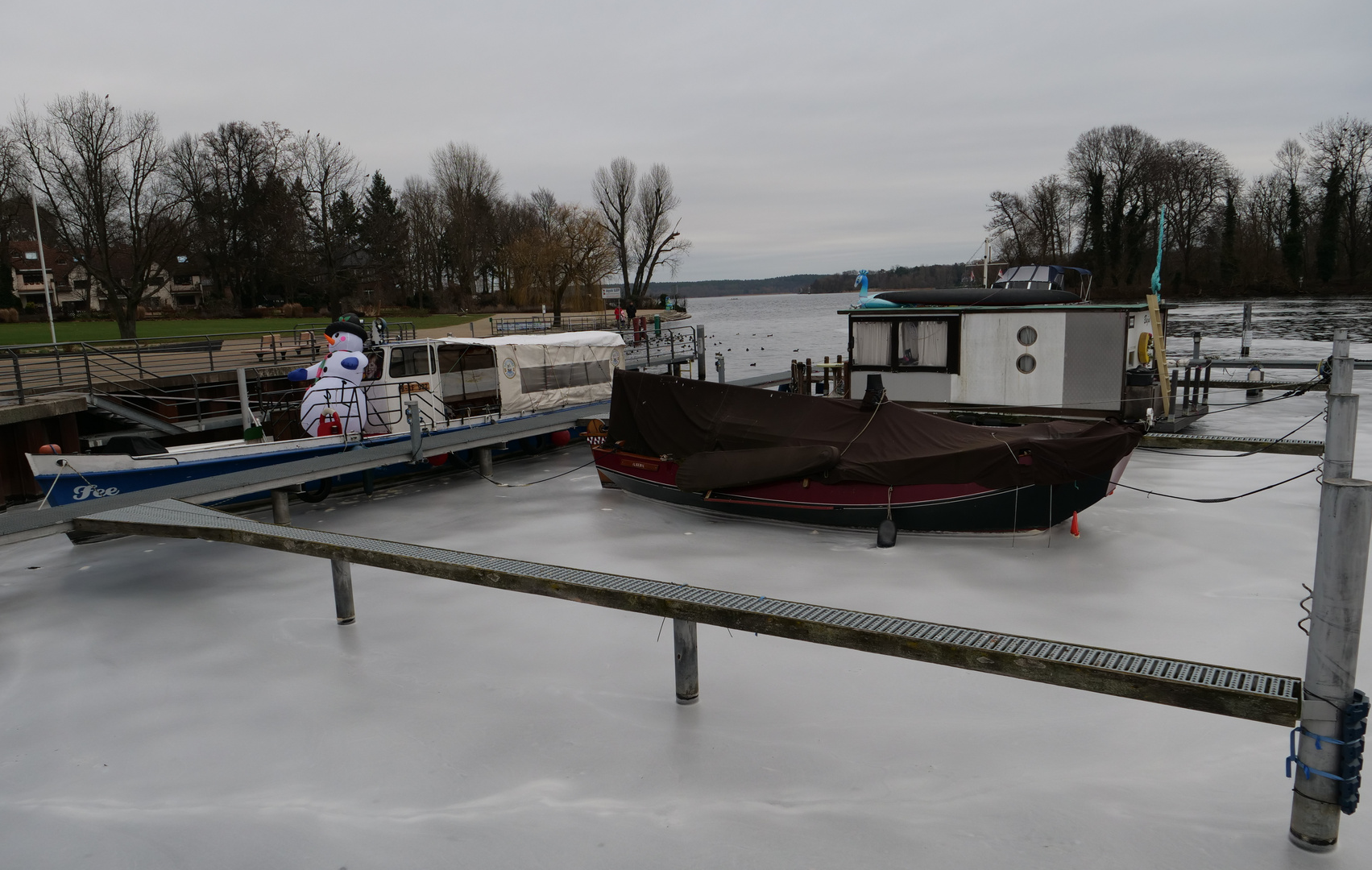                      " Winterschlaf im Hafen "