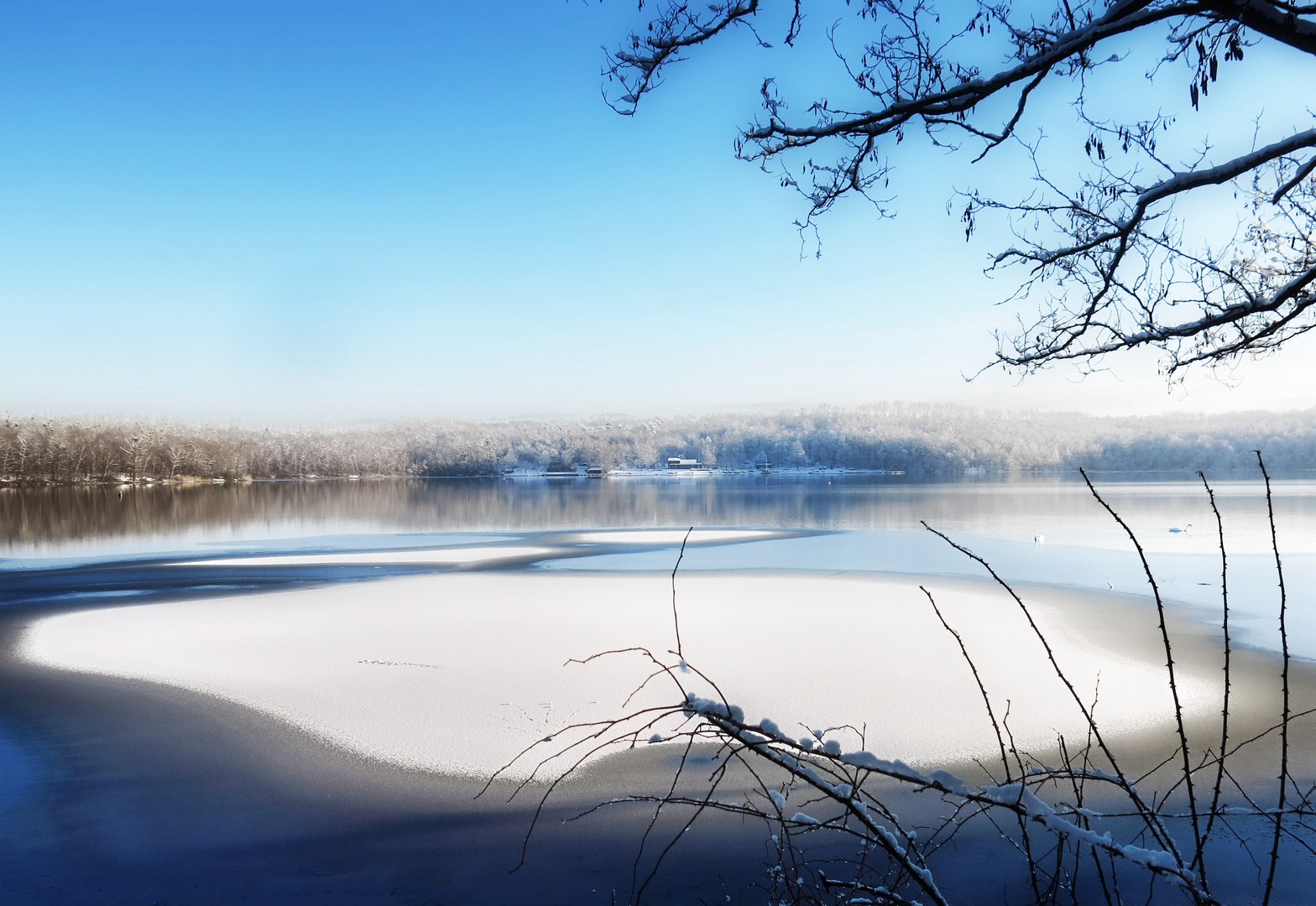 Wintersee mit Schwanenpaar...