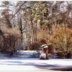 Winterskulptur im See