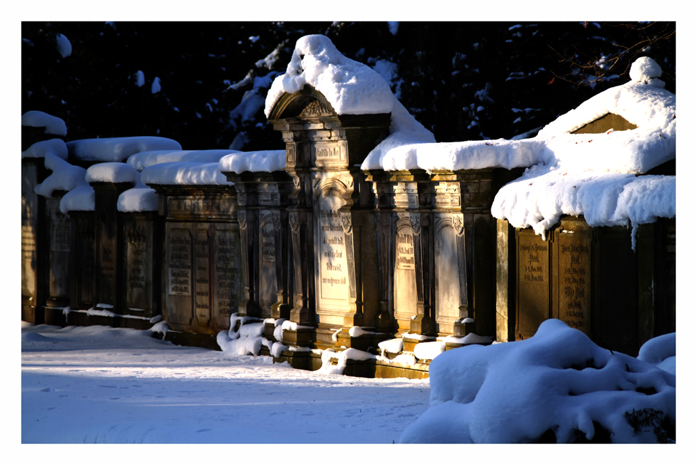 Wintersonne an Friedhofsmauer