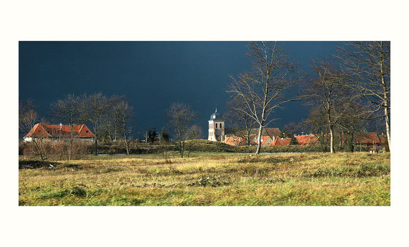 Wintersonne gegen Schneewolken