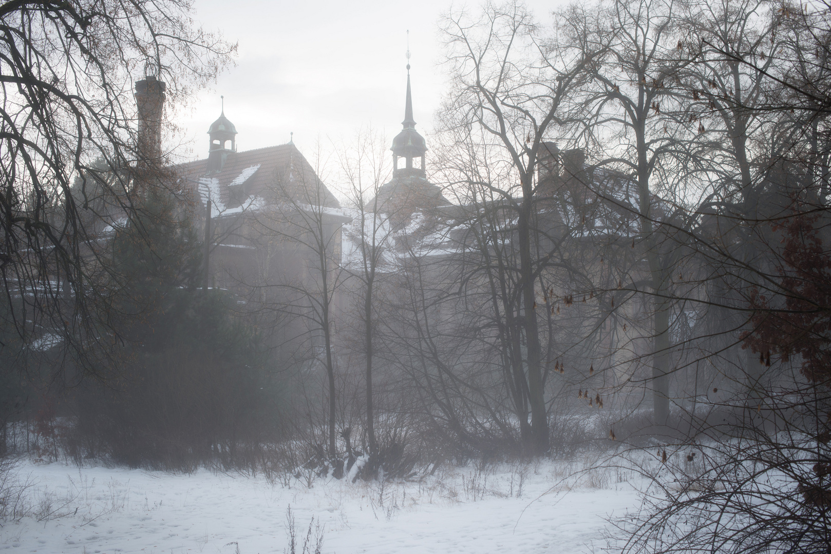 Wintersonne in der verlassenen Frauenklinik der Beelitzer Heilstätten