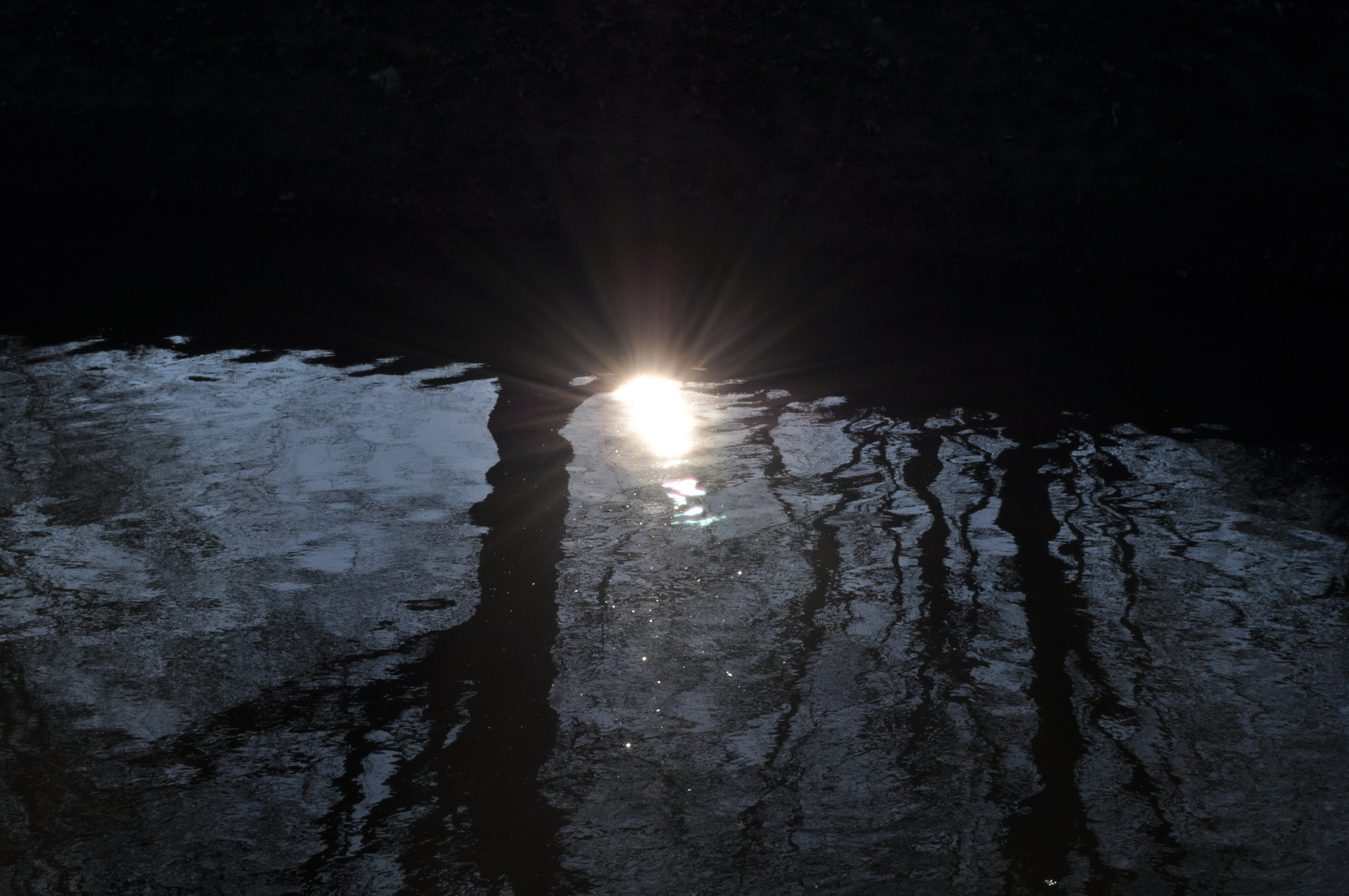 Wintersonne spiegelt sich im Wasser