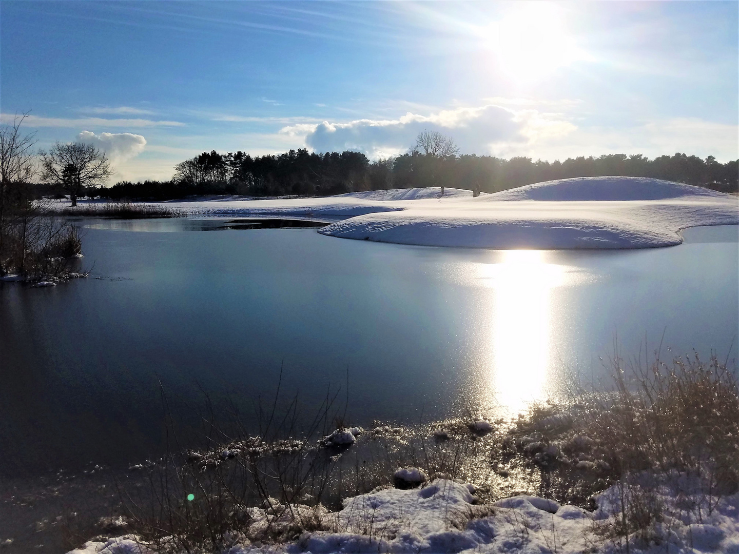 Wintersonne über der Golflandschaft