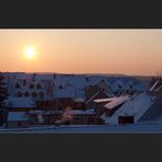 Wintersonne über der kleinen Stadt