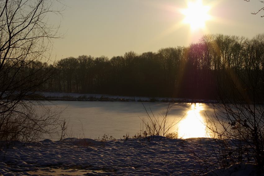 Wintersonne über einen Kiessee