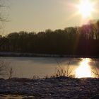 Wintersonne über einen Kiessee