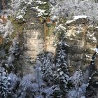 Wintersonne und Schnee auf den Sandsteinen...