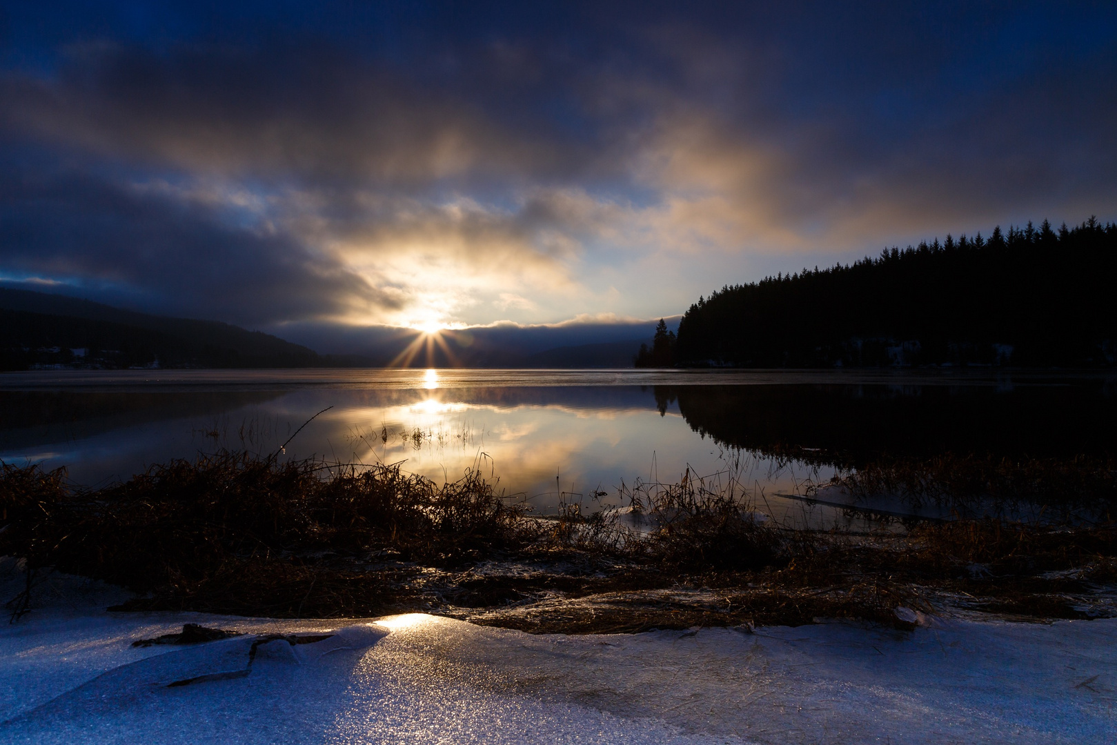 Wintersonnenaufgang am Schluchsee