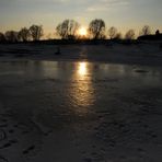 Wintersonnenuntergang am See