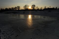 Wintersonnenuntergang am See