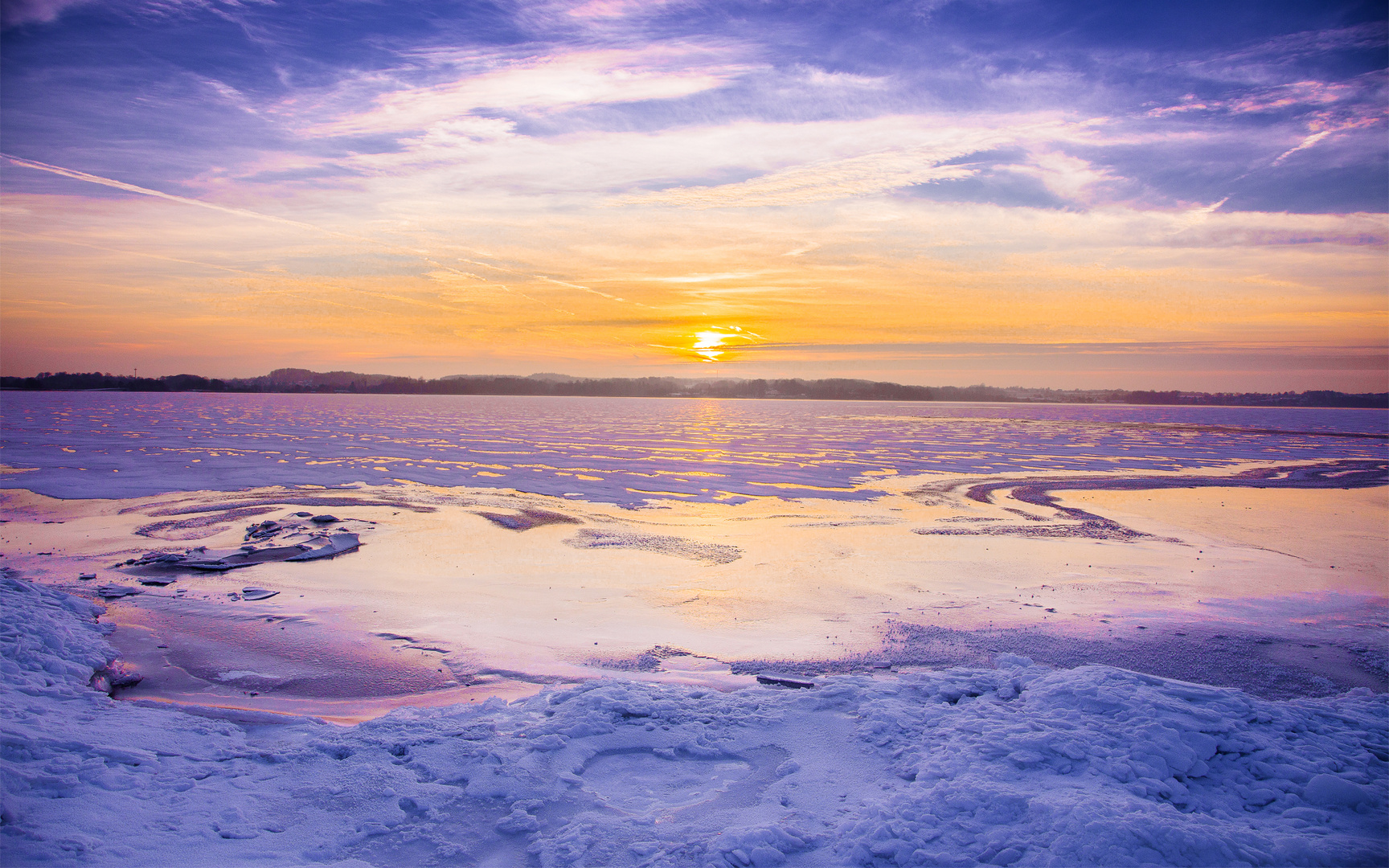 Wintersonnenuntergang am Wasser