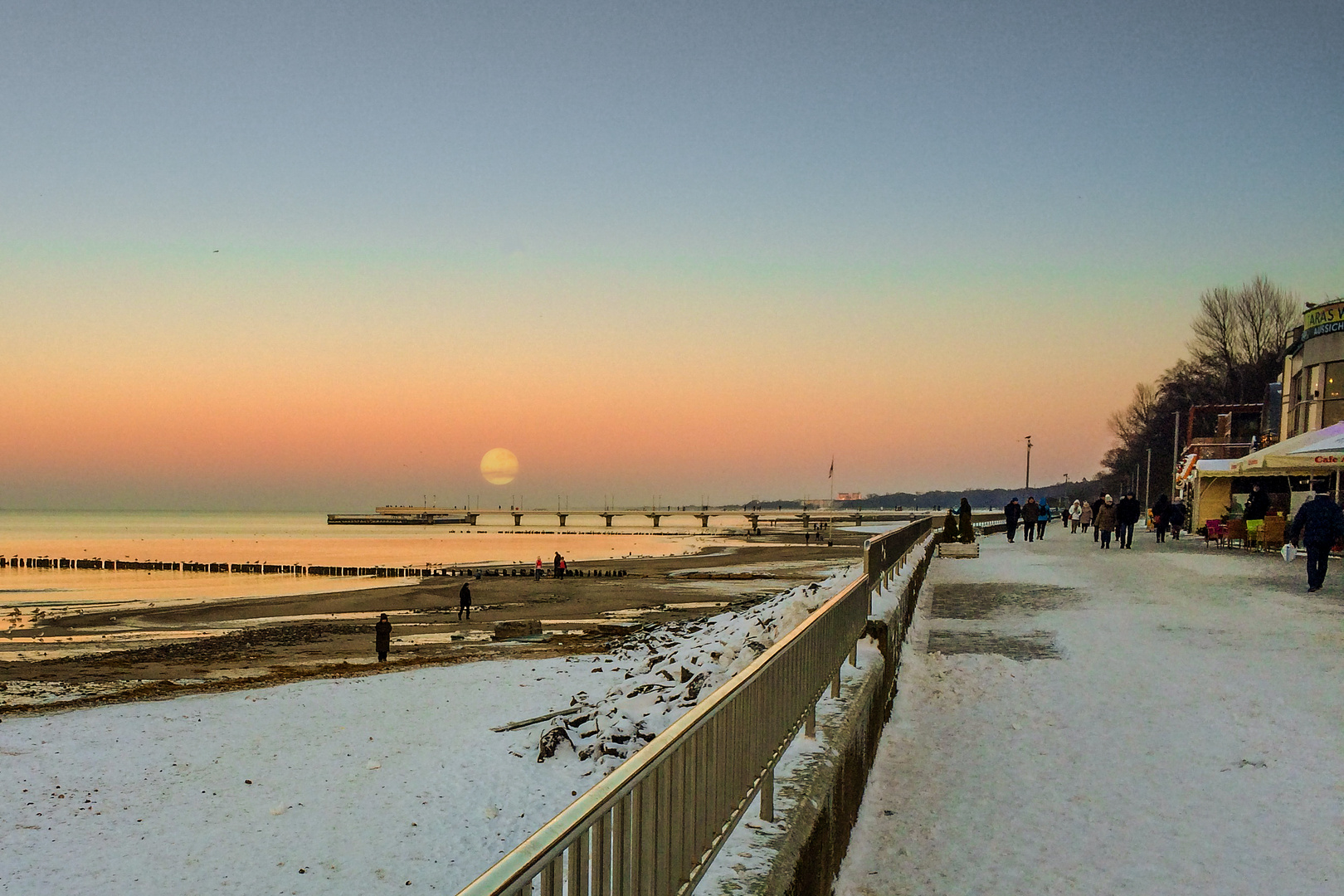 Wintersonnenuntergang an der Ostsee