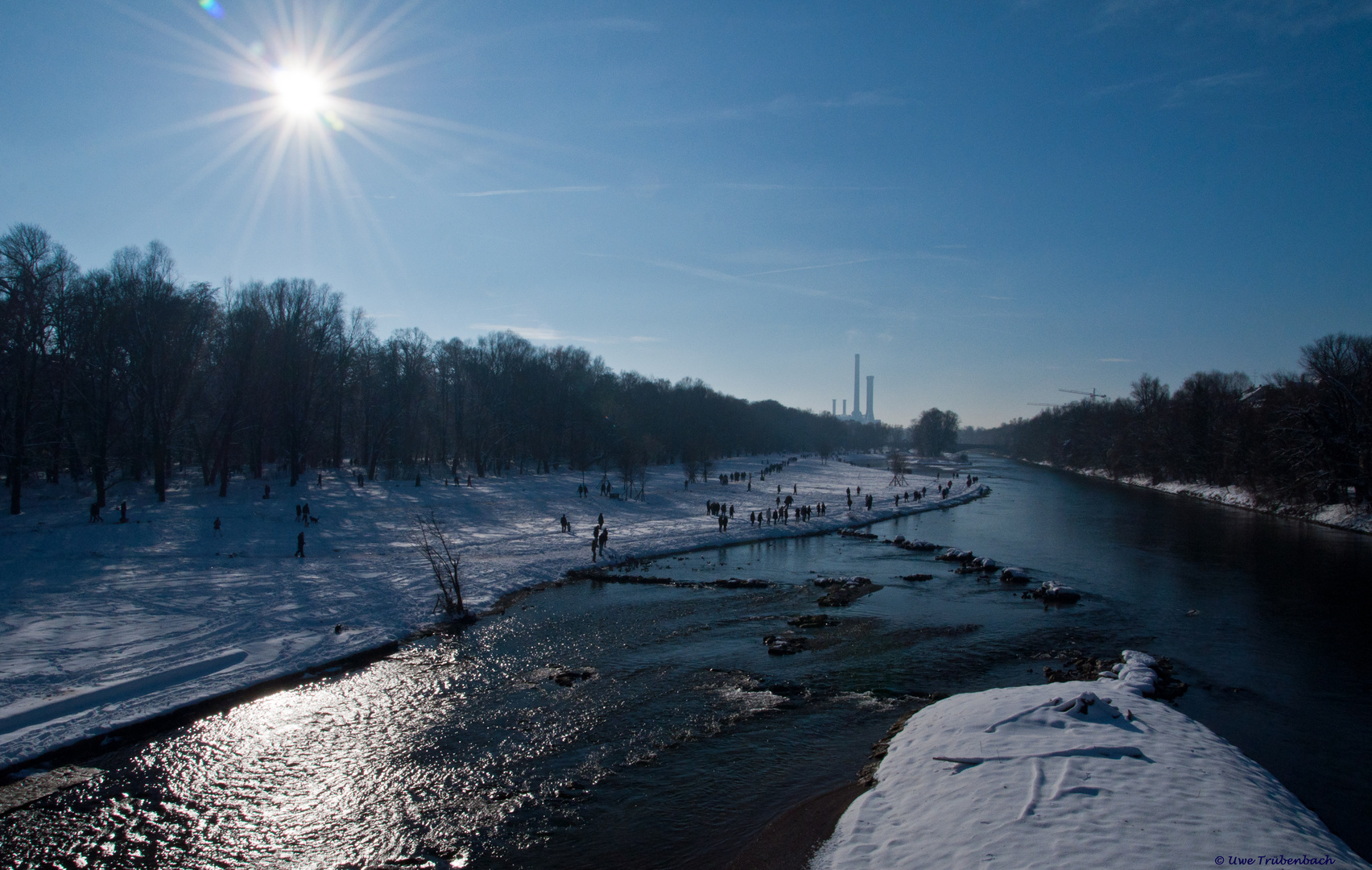 Winterspaziergänger an der Isar