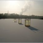 Wintersport hinter skurrilem Vordergrund