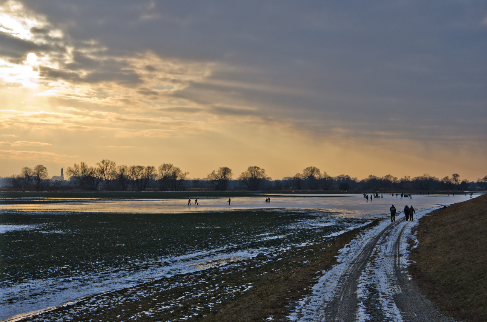 Wintersport im Abendlicht