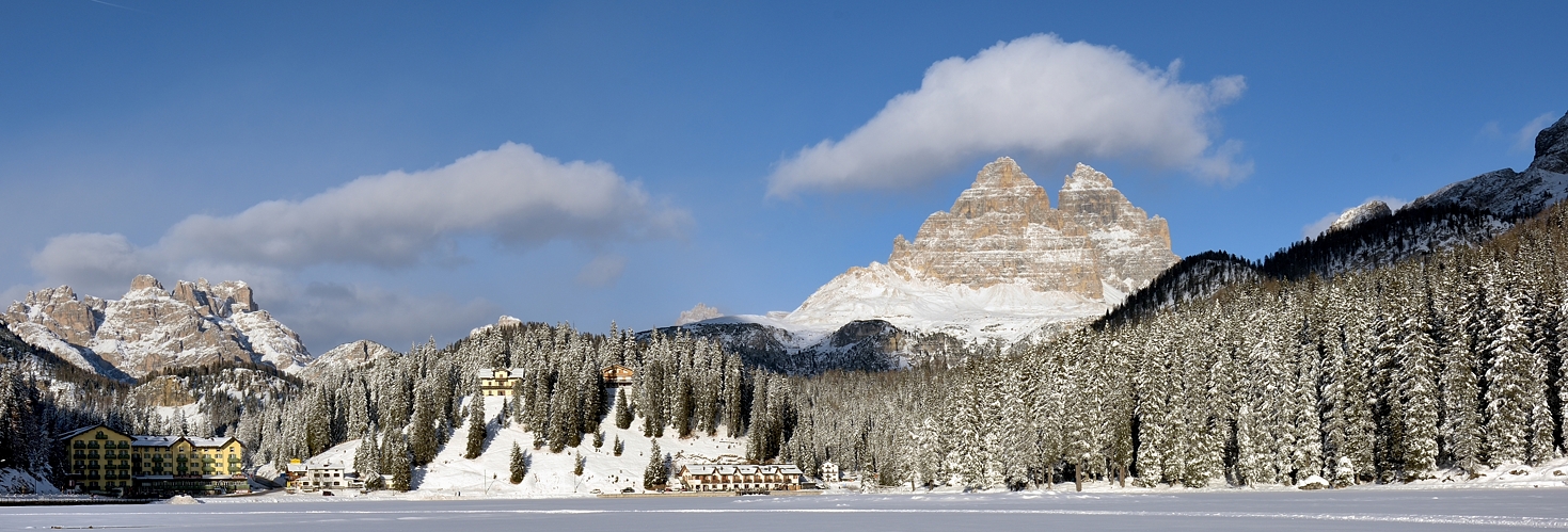 Winterstille am Misurinasee mit Blick auf die Südseite der Drei Zinnen rechts im Bild...