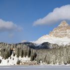 Winterstille am Misurinasee mit Blick auf die Südseite der Drei Zinnen rechts im Bild...