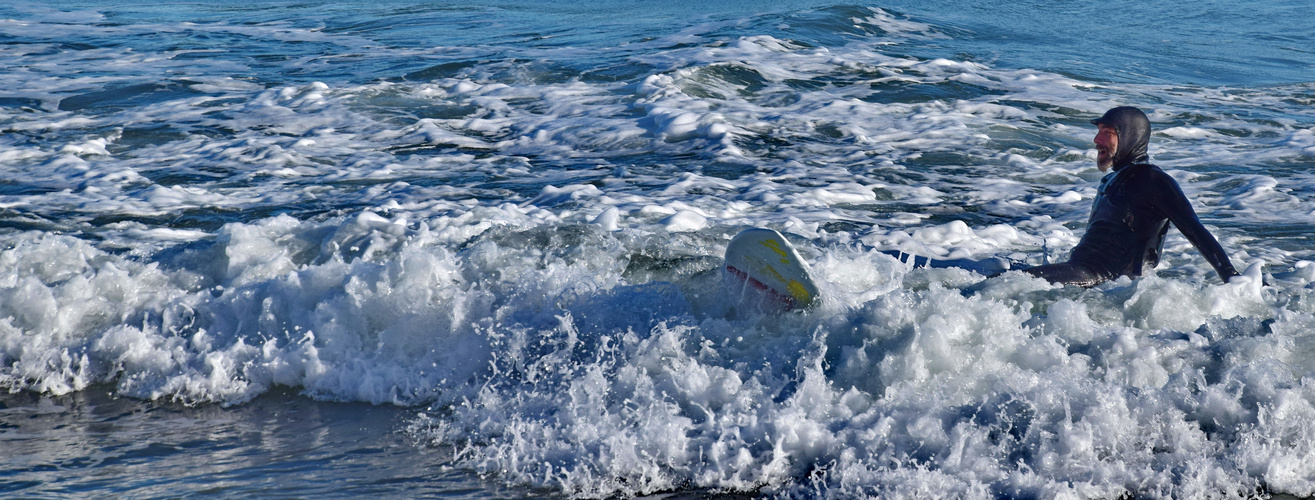 Wintersurfer mit Bademütze