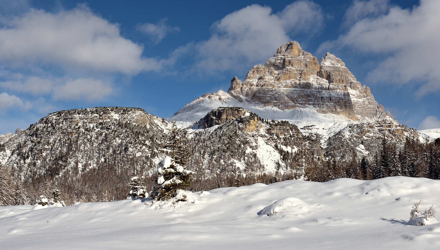 Wintertraum in den Sextener Dolomiten. Unbeschreiblich ist der Anblick beim....