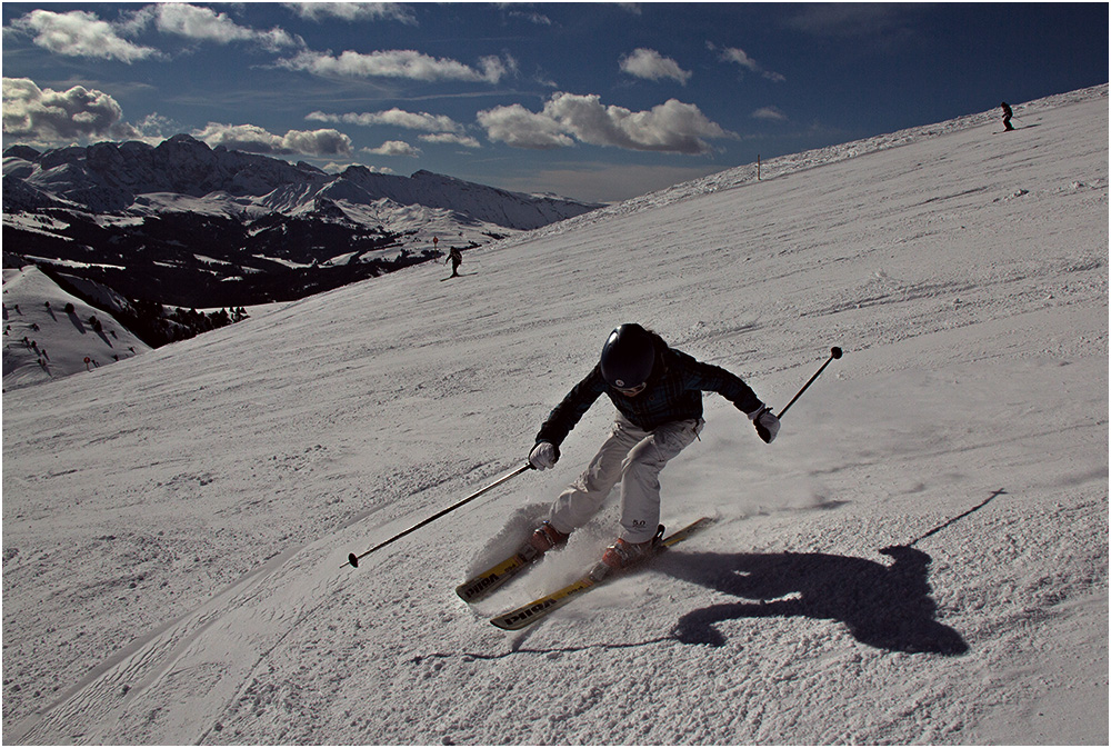 Winterurlaubskitschbild mit blauem Himmel.