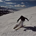 Winterurlaubskitschbild mit blauem Himmel.