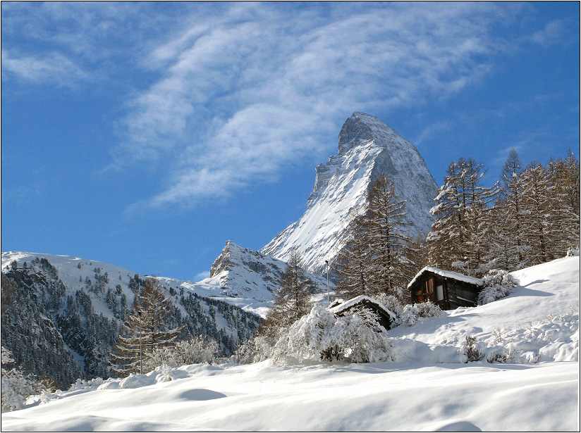 Winterwanderung am Fuße des Matterhorns