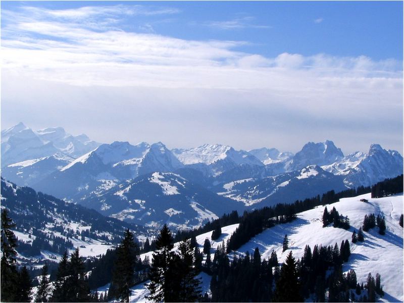 Winterwanderung in den Schweizer Bergen