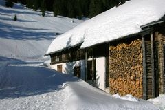 Winterwanderweg mit Alphütte.