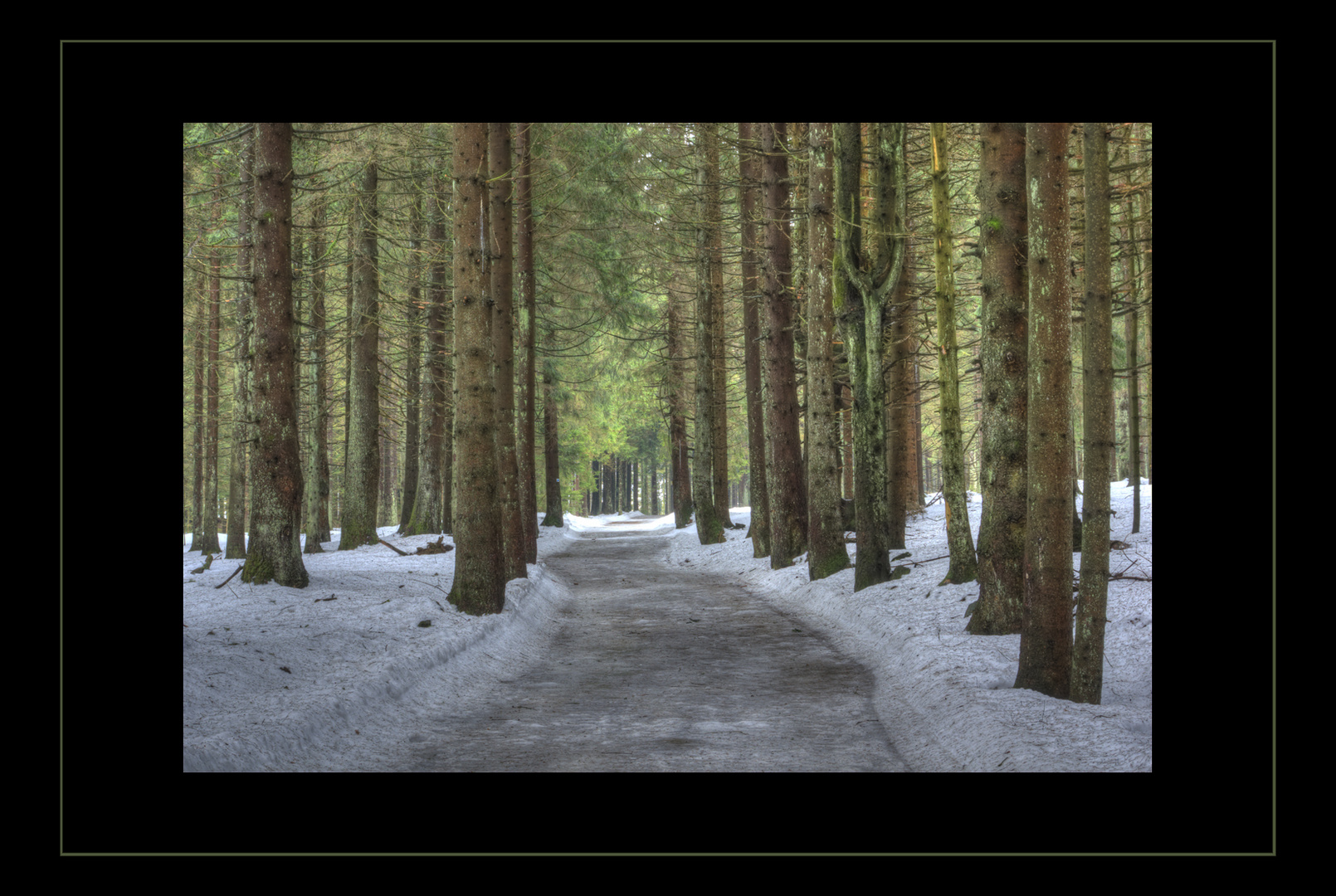Winterweg im bayrischen Wald