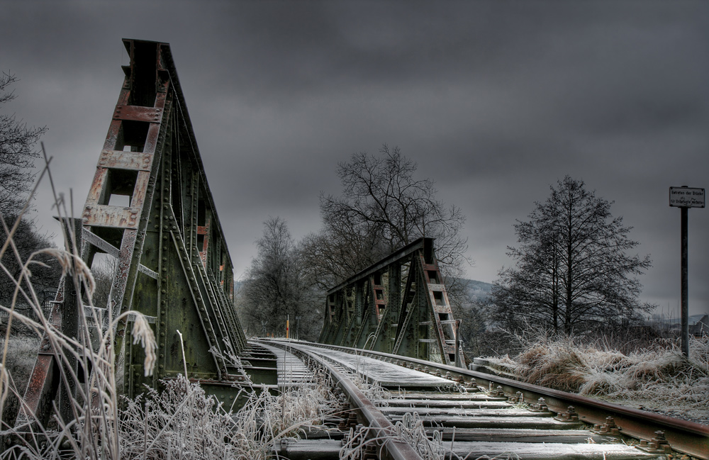 Winterweihnachts- Eisenbahnbrücke