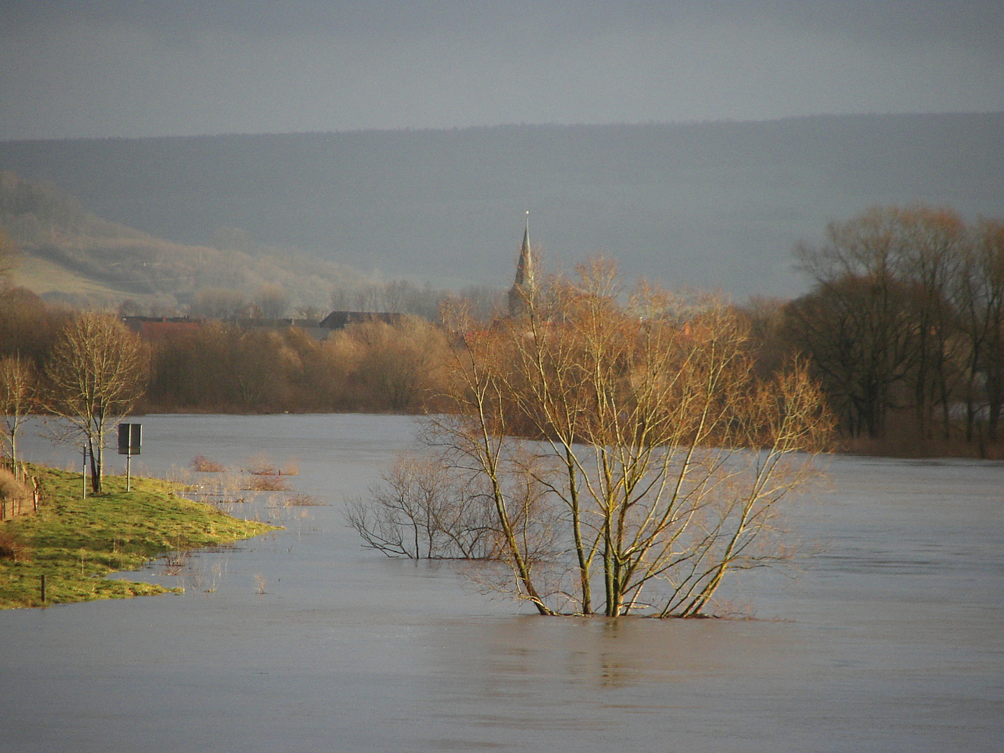 Winterweser mit Hochwasser