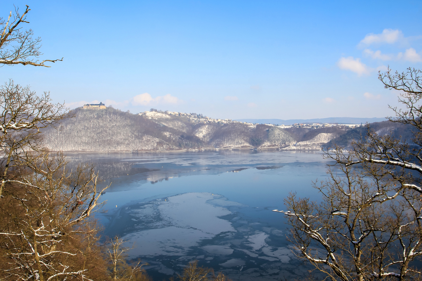 Winterwunderland - Blick auf den Edersee und Waldeck