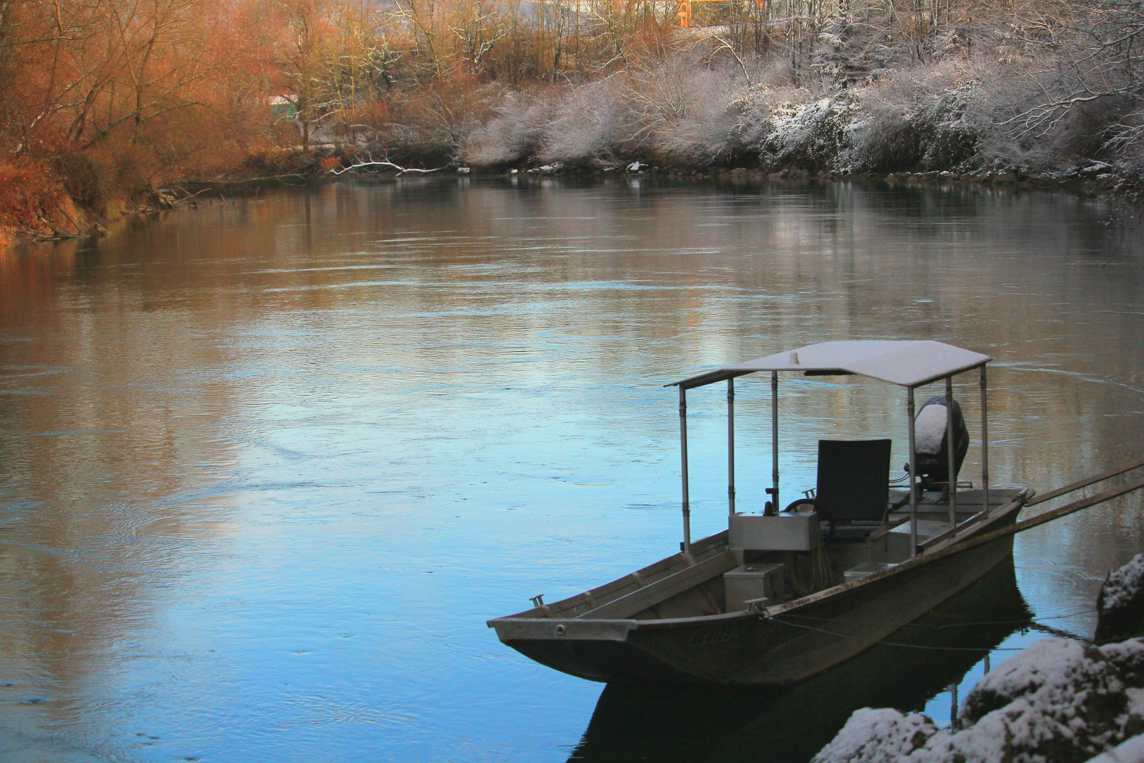 Winterzauber am Fluss