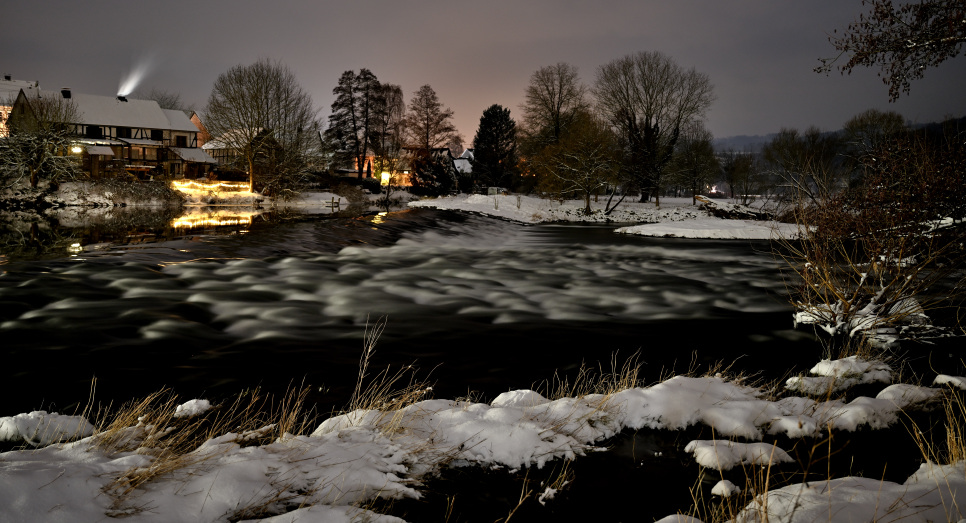 Winterzauber am Wasserfall