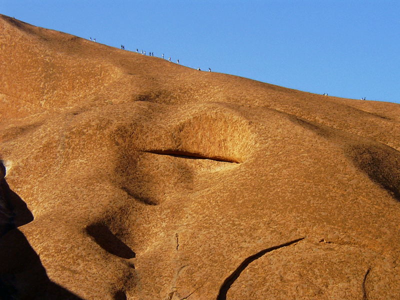 Winzige Menschlein versuchen den großen roten Uluru zu besteigen