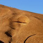 Winzige Menschlein versuchen den großen roten Uluru zu besteigen