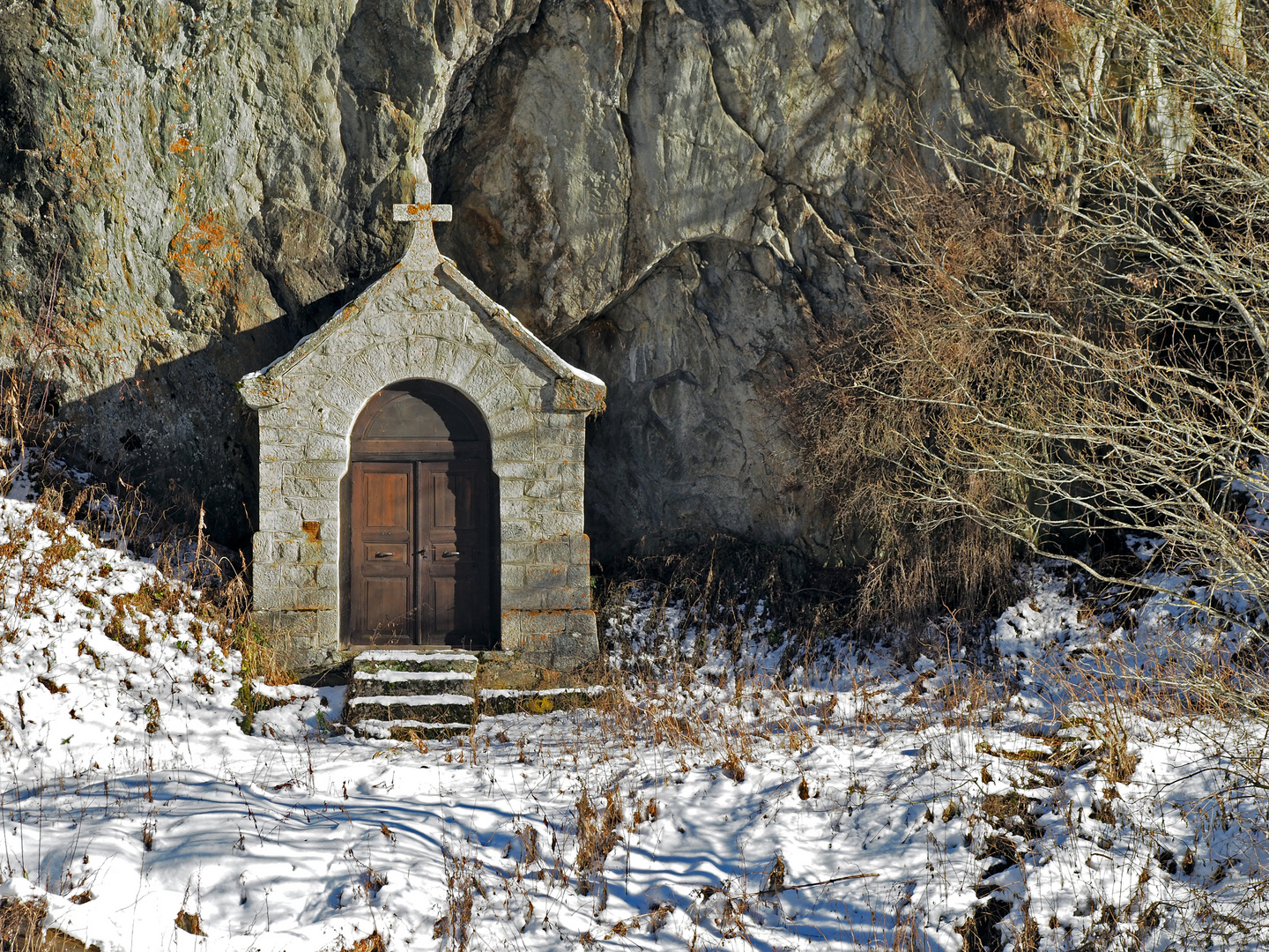 Winzige uralte, mit Flechten besiedelte Kapelle...