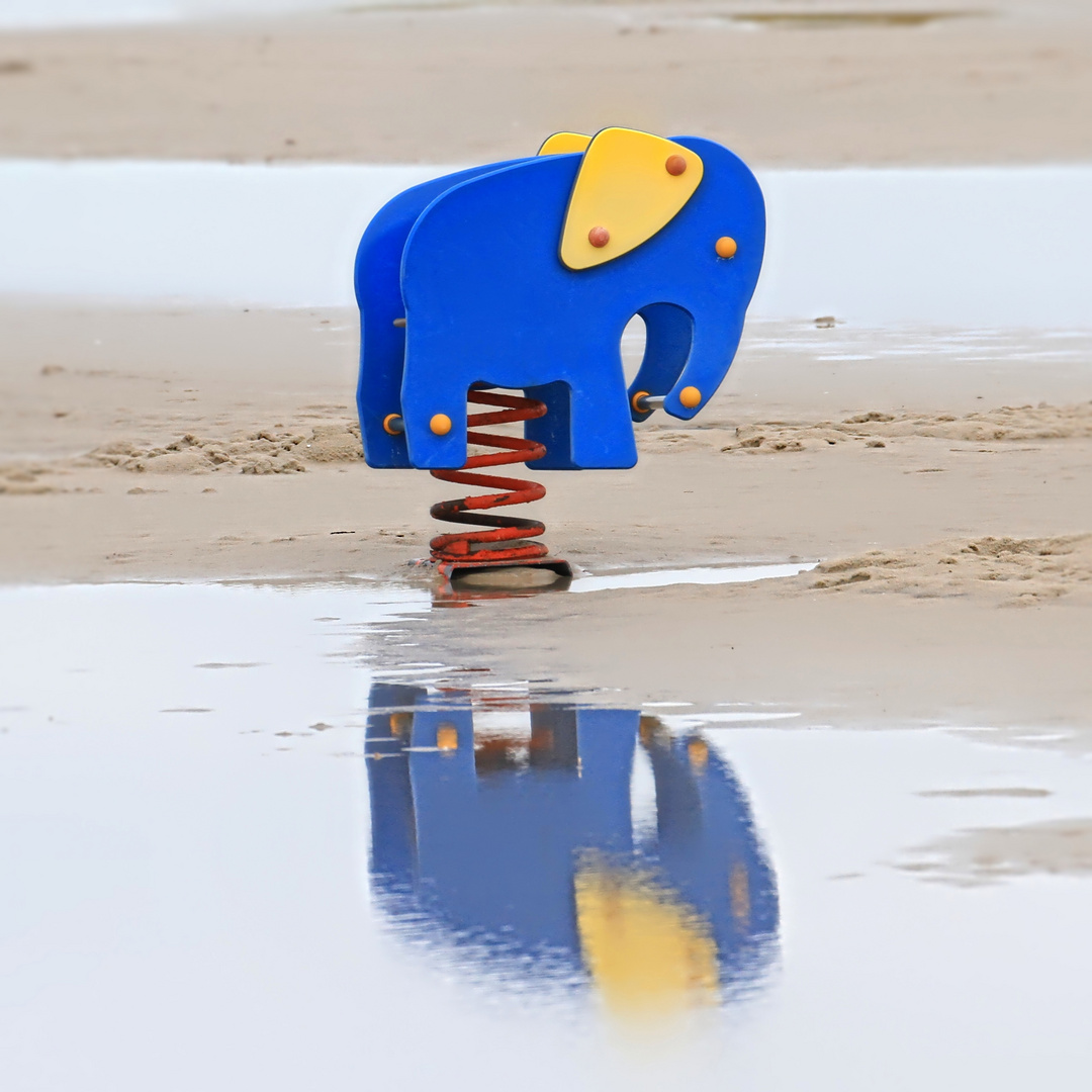 Wipp-Fanti am Regentag allein am Strand