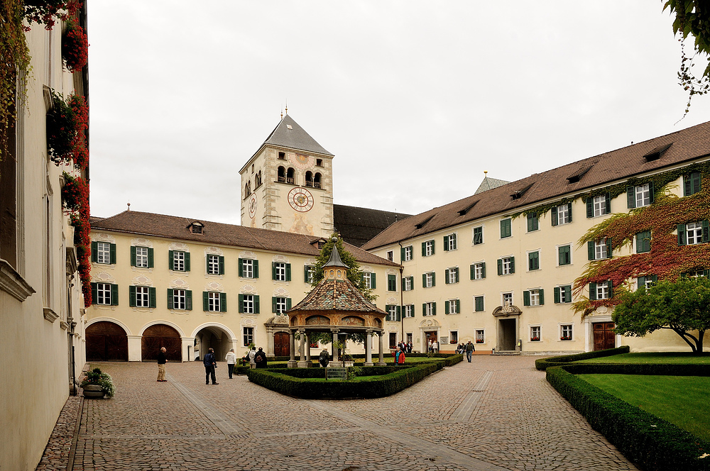 Wir betreten den Innenhof des Kloster Neustift bei Brixen in Südtirol, in der...