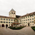 Wir betreten den Innenhof des Kloster Neustift bei Brixen in Südtirol, in der...