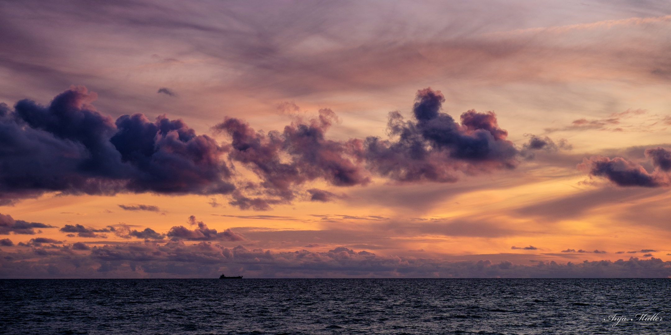 "Wir bleiben wach, bis die Wolken wieder lila sind ..."