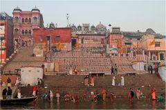 wir fahren am Ganges Fluß abwärts den Ghats entlang