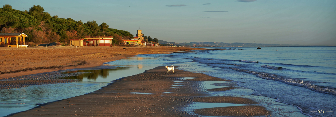 Wir gehen am Meer im tiefen Sand,