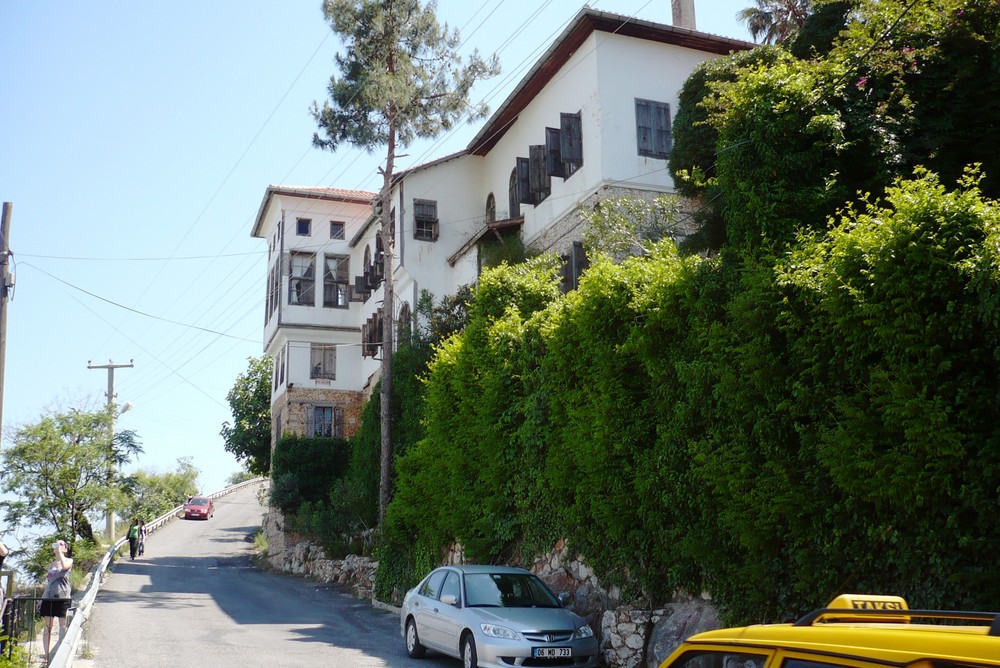 Wir gehen den Weg entlang zur Burg von Alanya