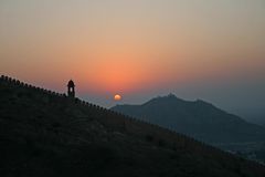 wir gleiten über die Festungsmauern, die auch das Amber Fort umschließen