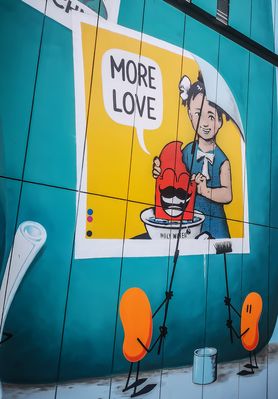 Wir kleben's an jede Wand........