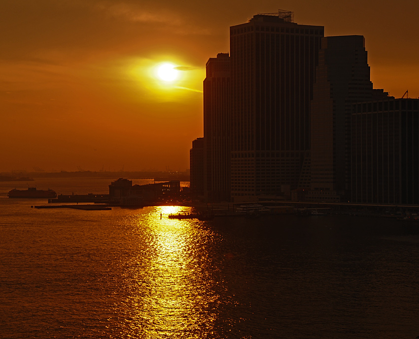 Wir schauen von Brooklyn Bridge.(New York)