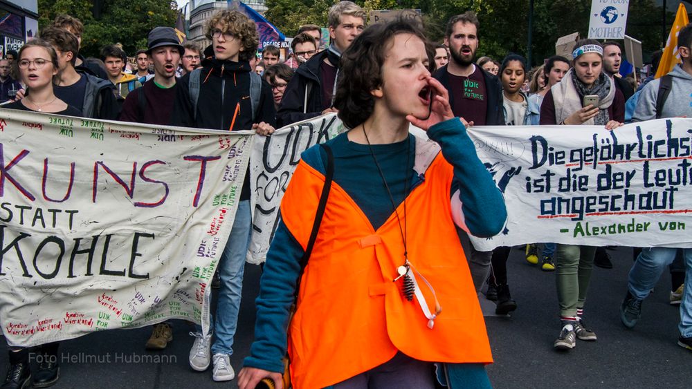 WIR SIND LAUT, WEIL IHR UNS DIE ZUKUNFT KLAUT