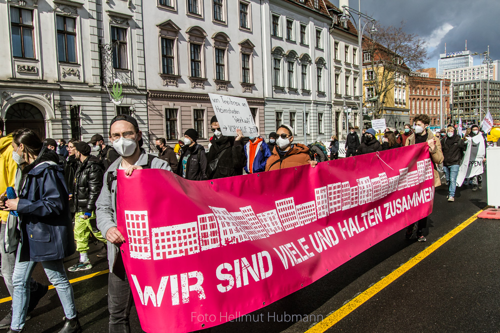 WIR SIND VIELE UND HALTEN ZUSAMMEN